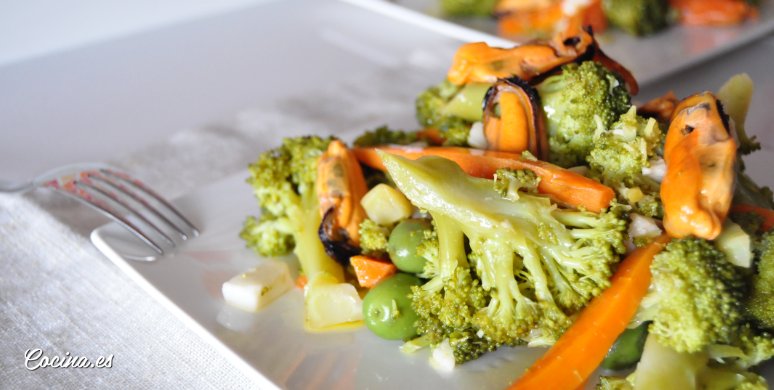 Ensalada de brócoli, zanahoria y mejillones al natural
