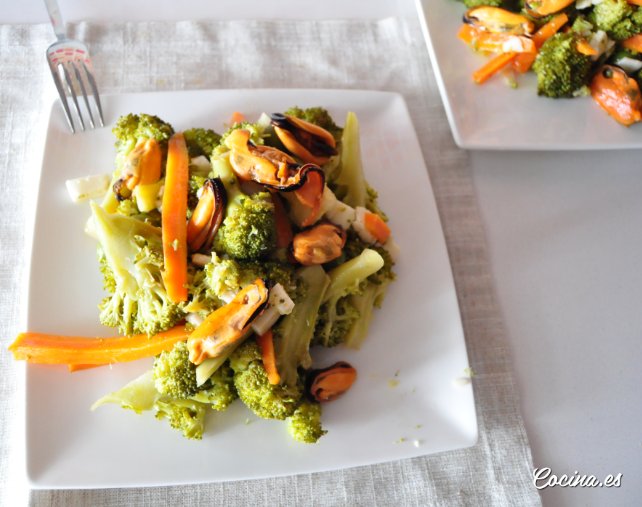 Ensalada de brócoli, zanahoria y mejillones al natural