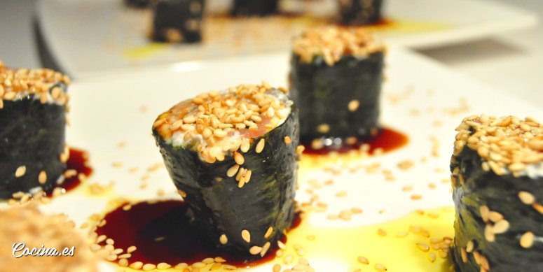 Rollitos de salmón y queso con alga nori