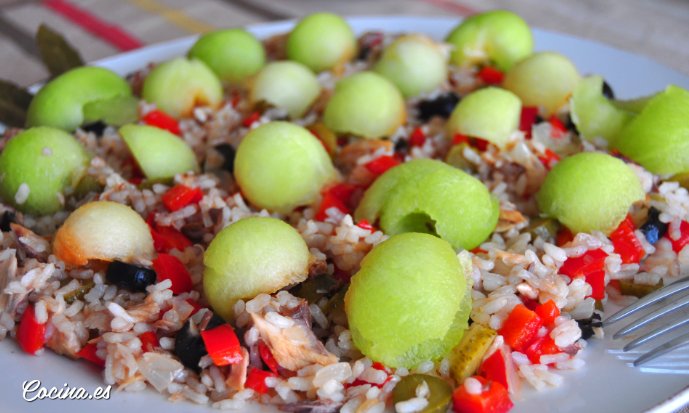 Ensalada de arroz con melón para llevar a la piscina