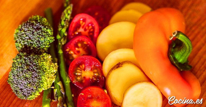 Verduras variadas: brócoli, espárragos trigueros, patatas y pimiento.