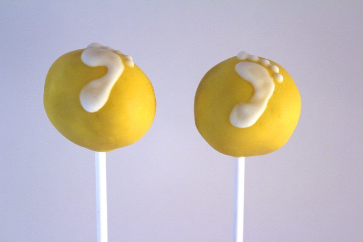 baby shower cake pops huellas