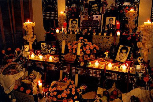 Foto de un altar del día de muertos en México