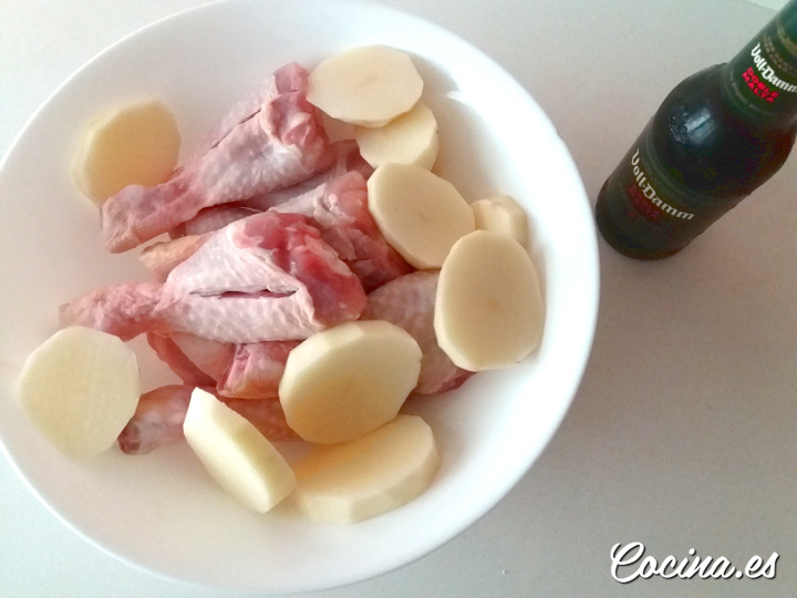 Cómo hacer pollo a la cerveza al horno con patatas