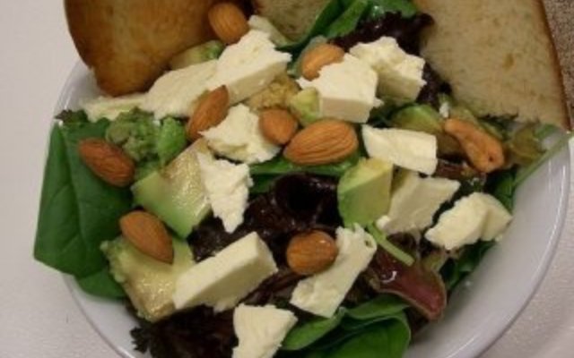 Ensalada de Queso Feta y Aguacate