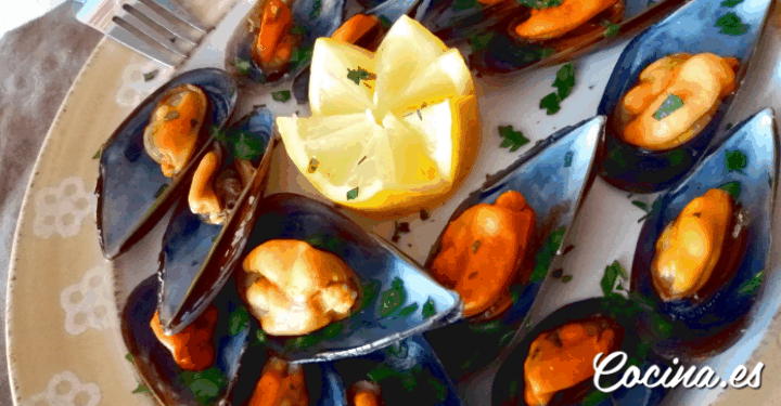 Mejillones al vapor con vino blanco y limón