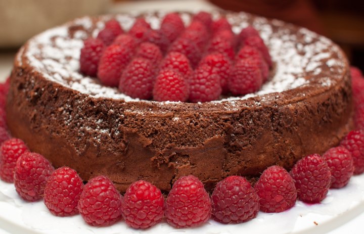 Tarta de Chocolate decorada con Frambuesas