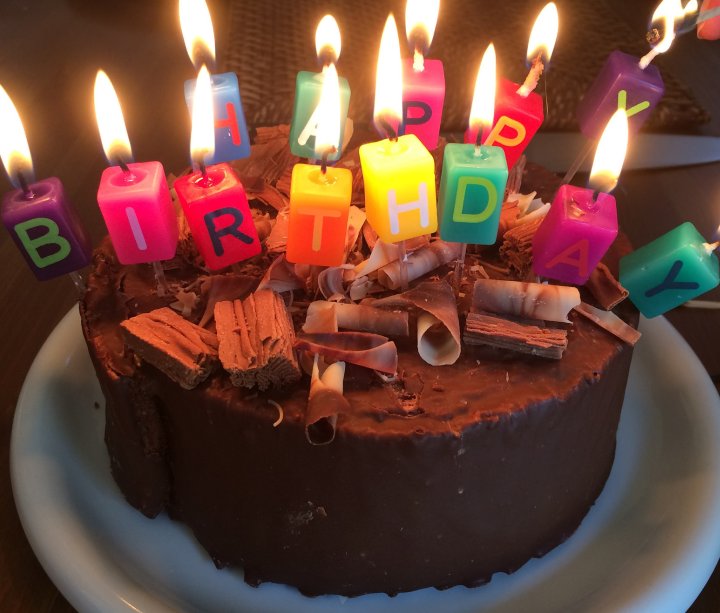 Tarta de chocolate con velas