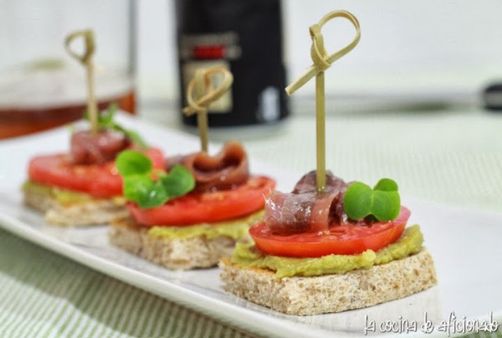 Canapés fríos, fáciles y rápidos: Canapé de Aguacate, Tomate y Anchoa