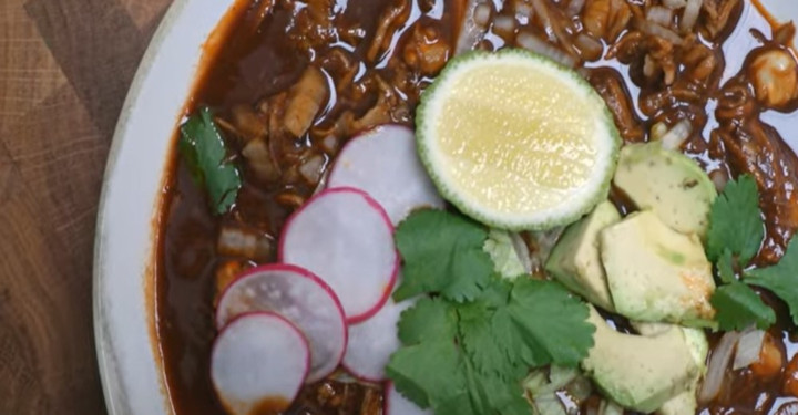 que ingredientes lleva el pozole